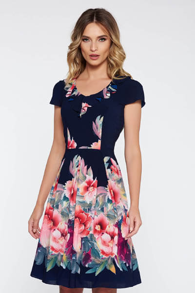Rochie albastra-inchis eleganta in clos din material usor elastic cu imprimeuri florale si volanase