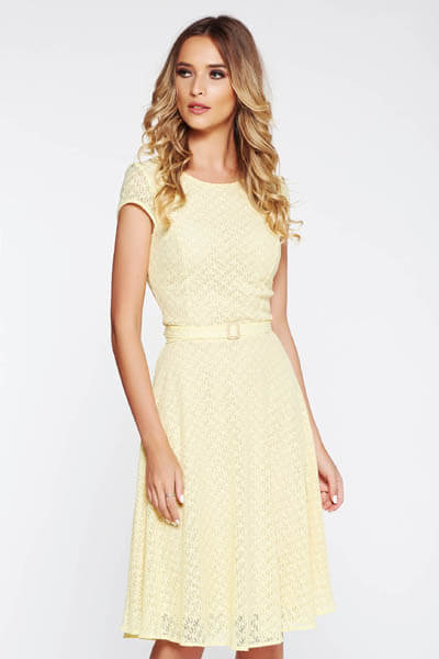Rochie StarShinerS galbena de zi in clos din dantela captusita pe interior accesorizata cu cordon