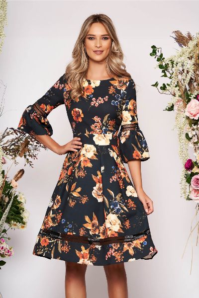 Rochie LaDonna neagra de ocazie in clos cu maneci clopot decolteu la baza gatului cu imprimeu floral