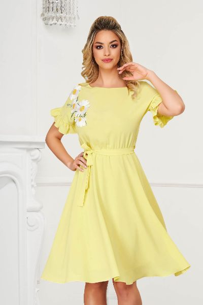 Rochie StarShinerS galbena midi in clos din material elastic cu volanase la maneca si broderie florala