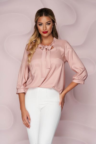 Bluza dama StarShinerS roz prafuit office cu croi larg asimetrica din material fluid din satin neelastic care se leaga cu fundita