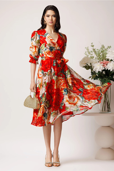 Rochie midi rosie cu trandafiri din voal in clos cu cordon in talie