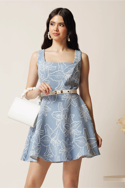 Rochie scurta bleu in clos cu model floral 3D si curea in talie