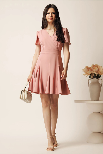 Rochie scurta roz in clin cu decolteu petrecut- Moze